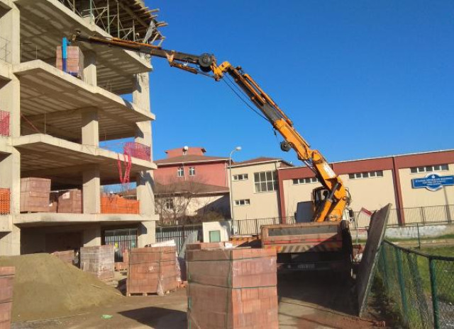 Tuğla Dağıtımı için Vinç Hizmetleri